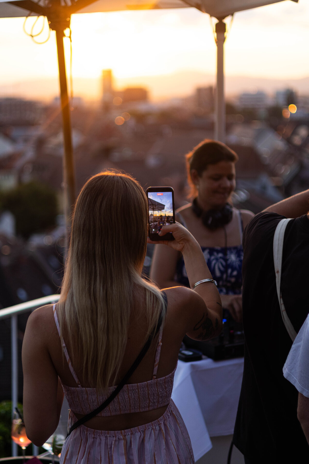 DJ-Event im Abendlicht über Freiburg