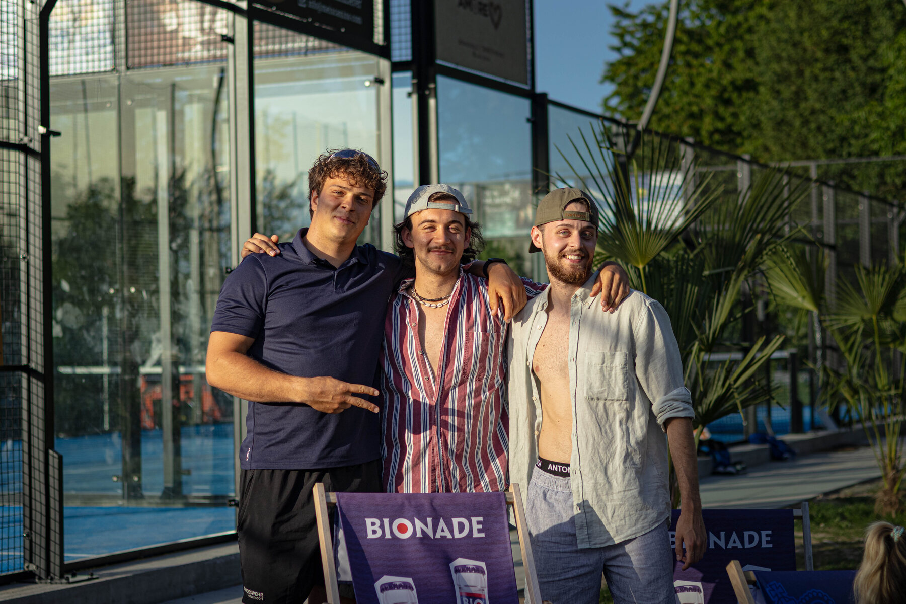 Teilnehmer lachen gemeinsam bei der PadelNight